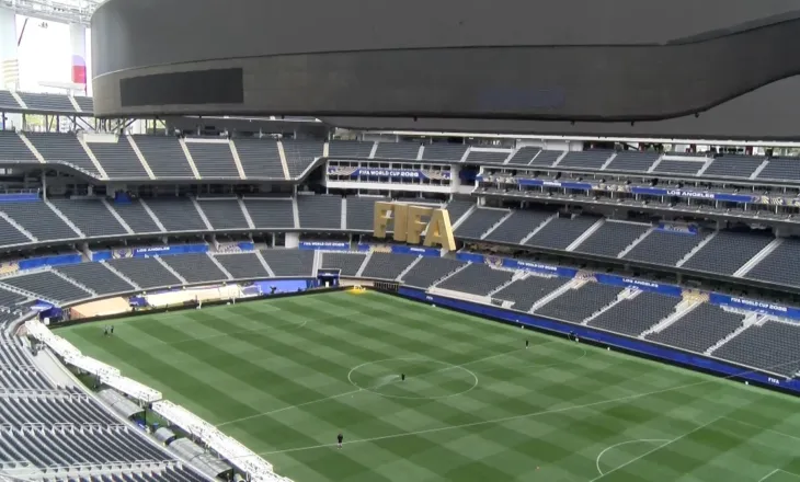 Botërori/ Punëtorët në stadiumin e Los Angeles ankohen për kushtet dhe pagat