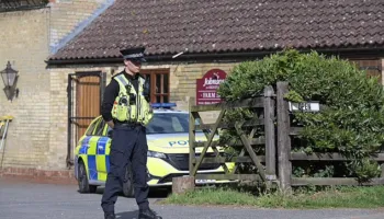Britani/ Tronditje në kopshtin zoologjik: 3-vjeçari përfundon në kafazin e krokodilëve, arrestohet 30-vjeçari për tentativë vras