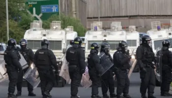 Britania forcon kontrollet e emigracionit në kufirin me Irlandën pas trazirave në Belfast