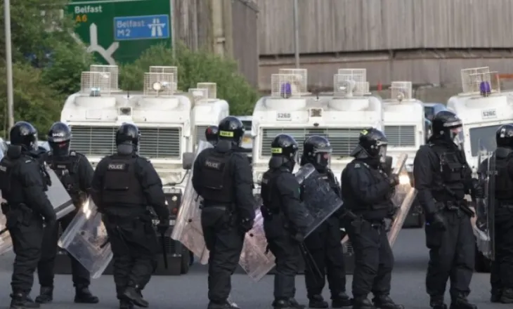 Britania forcon kontrollet e emigracionit në kufirin me Irlandën pas trazirave në Belfast