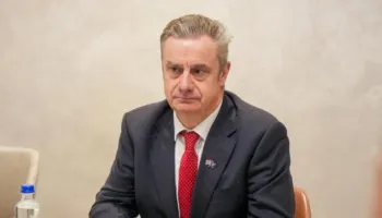 Britania paralajmëron Kosovën: Bllokada rrezikon mbështetjen ndërkombëtare