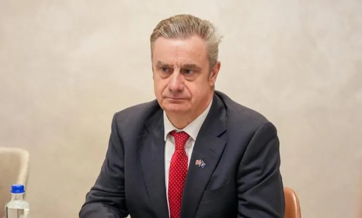 Britania paralajmëron Kosovën: Bllokada rrezikon mbështetjen ndërkombëtare