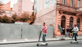 Brukseli i bashkohet listës në rritje të qyteteve evropiane që ndalojnë përdorimin e skuterëve elektrikë të përbashkët për shkak të shqetësimeve për sigurinë