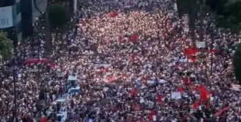 Bulevardi “Dëshmorët e Kombit” shkëlqen nga dritat e telefonave, ndizet atmosfera e protestës