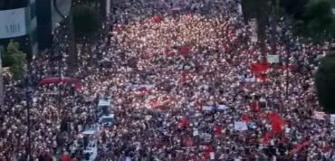 Bulevardi “Dëshmorët e Kombit” shkëlqen nga dritat e telefonave, ndizet atmosfera e protestës