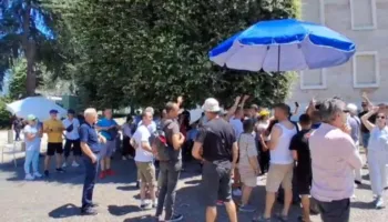 Bulevardi i bllokuar gjithë ditës! Protestuesit flenë dhe zgjohen përpara Kryeministrisë, kalojnë ditën me çadër para godinës