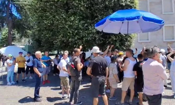 Bulevardi i bllokuar gjithë ditës! Protestuesit flenë dhe zgjohen përpara Kryeministrisë, kalojnë ditën me çadër para godinës