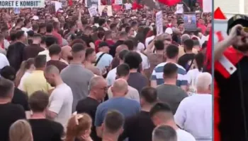 Bulevardi mbushet plot me qytetarë! Thirrjet në kor: Opozita e vërtetë jemi ne!