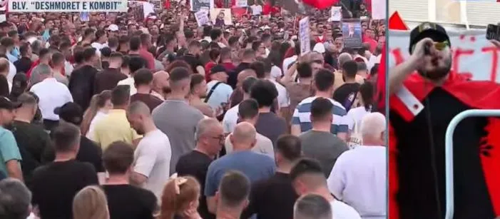 Bulevardi mbushet plot me qytetarë! Thirrjet në kor: Opozita e vërtetë jemi ne!