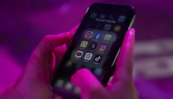 Çekia do të ndalojë telefonat celularë në shkolla nga shtatori 2027