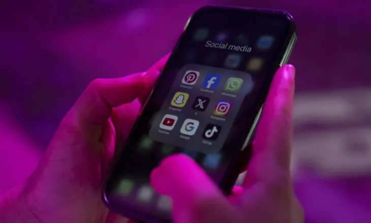 Çekia do të ndalojë telefonat celularë në shkolla nga shtatori 2027