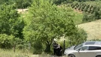 Ceremonia mortore e babait të Ilir Metës, Monika Kryemadhi merr pjesë në varrim