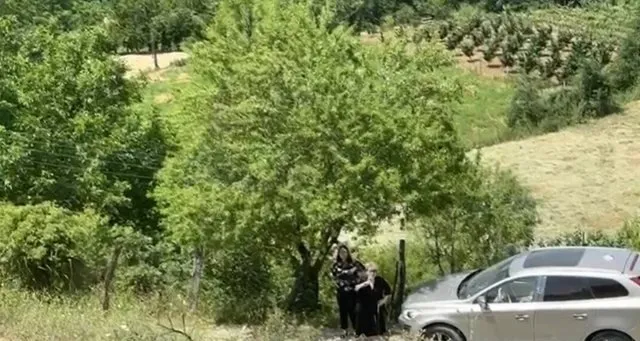 Ceremonia mortore e babait të Ilir Metës, Monika Kryemadhi merr pjesë në varrim
