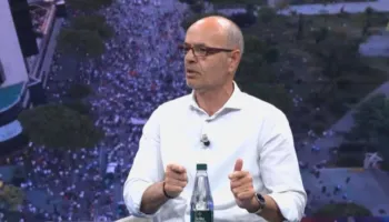 Çfarë duhet të prodhojë protesta para Kryeministrisë?/ Koçi: Presidenti të zgjidhet nga populli, të anullohen edhe…