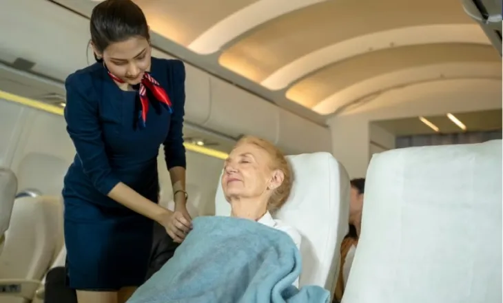 Çfarë lexojnë stjuardesat në sytë tuaj gjatë fluturimit?