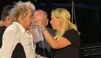 Çfarë ndodhi me Rod Stewart? Këngëtari merr oksigjen në mes të koncertit