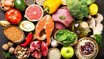 Çfarë të konsumoni gjatë ditëve të nxehta? Nutricionistja: Kujdes me yndyrat, frutat e thata dhe…