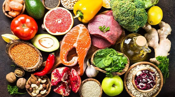 Çfarë të konsumoni gjatë ditëve të nxehta? Nutricionistja: Kujdes me yndyrat, frutat e thata dhe…