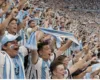 Çmenduritë e tifozërisë argjentinase. Nga ndalimet në stadiume tek udhëtimi 17 mijë km me biçikletë