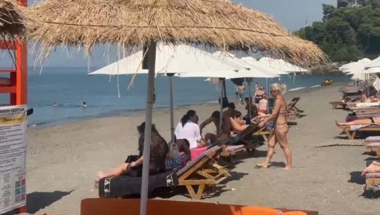 Çmimet e larta zbrazin privatët në Vlorë, pushuesit dhe turistët e huaj dynden në plazhet publike