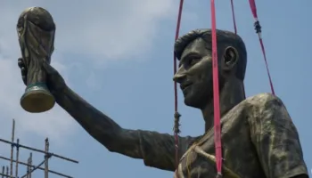 Çmontohet statuja gjigante e Lionel Messit në Kalkuta