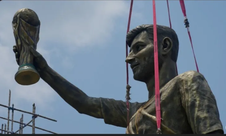 Çmontohet statuja gjigante e Lionel Messit në Kalkuta