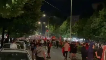 ‘Çohuni nga kafja, opozita e re jemi ne’/ Protestuesit vijojnë marshimin në Rrugën ‘Bardhyl’, shkojnë drejt QSUT