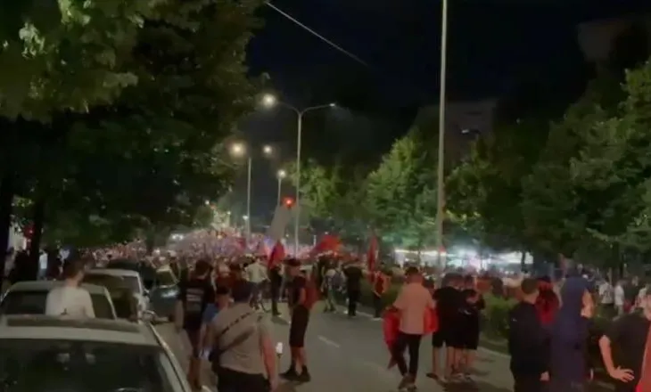 ‘Çohuni nga kafja, opozita e re jemi ne’/ Protestuesit vijojnë marshimin në Rrugën ‘Bardhyl’, shkojnë drejt QSUT