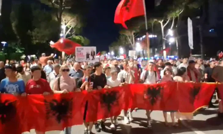 “Çohuni nga kafja”, protestuesit marshojnë në rrugët e Tiranës