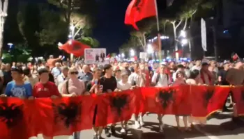 “Çohuni nga kafja”, protestuesit marshojnë në rrugët e Tiranës