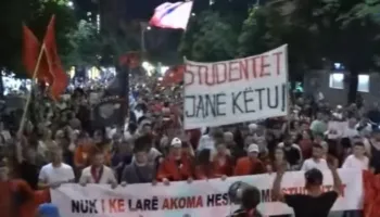 “Çohuni nga kafja!”/ Protestuesit marshojnë nëpër Tiranë, thirrje qytetarëve që t’i bashkohen revoltës masive