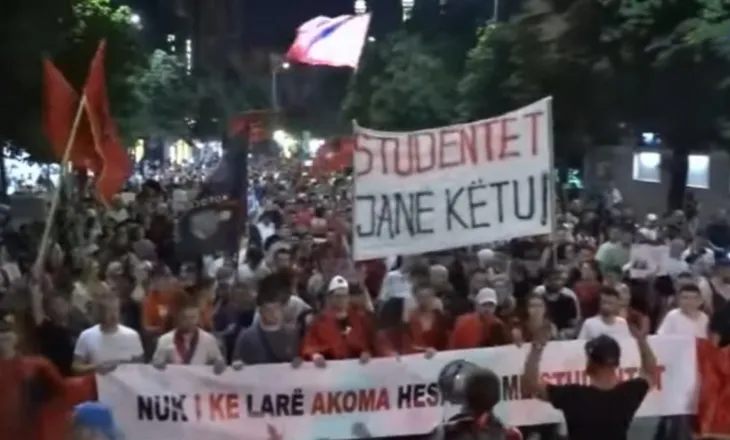 “Çohuni nga kafja!”/ Protestuesit marshojnë nëpër Tiranë, thirrje qytetarëve që t’i bashkohen revoltës masive