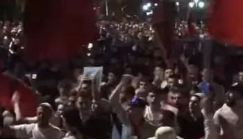 “Çohuni nga kafja”/ Protestuesit thirrje dhe ovacione qytetarëve: Bashkohuni me ne