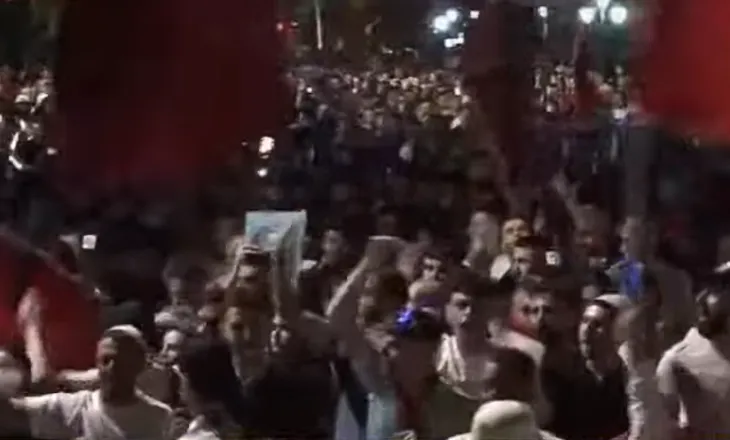“Çohuni nga kafja”/ Protestuesit thirrje dhe ovacione qytetarëve: Bashkohuni me ne