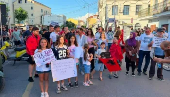 ‘Çohuni nga kafja’, qytetarët e Shkodrës për të dytën ditë radhazi në protestë kundër ndërtimit të resortit në Zvërnec