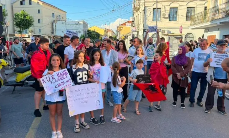 ‘Çohuni nga kafja’, qytetarët e Shkodrës për të dytën ditë radhazi në protestë kundër ndërtimit të resortit në Zvërnec