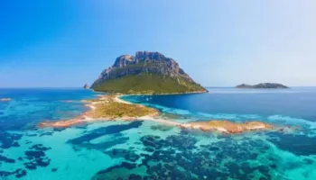 Corriere della Sera: Tavolara Bay, resorti i miliarderëve në Sardenjë, çfarë fshihet pas klauzolës për ndihmë nga shteti