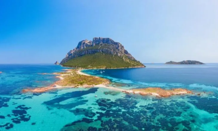Corriere della Sera: Tavolara Bay, resorti i miliarderëve në Sardenjë, çfarë fshihet pas klauzolës për ndihmë nga shteti