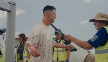 CR7 “çekohet” me detektor metalesh në Botëror, shpërthen në të qeshura gjatë kontrollit të sigurisë (video)