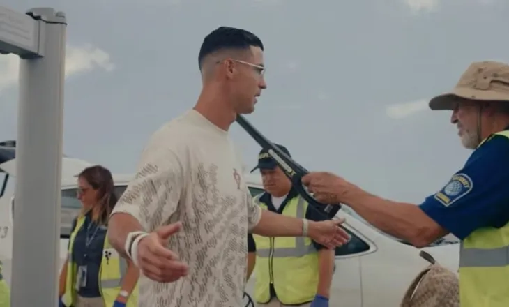 CR7 “çekohet” me detektor metalesh në Botëror, shpërthen në të qeshura gjatë kontrollit të sigurisë (video)