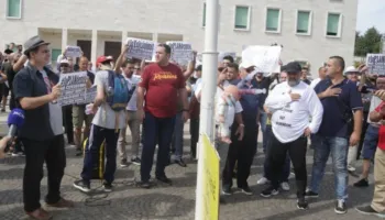 Dalin emrat e propozuar nga protestuesit për partinë “Shqipëria e re”, mes tyre Altin Goxhaj, Sazan Guri dhe Alfred Çako