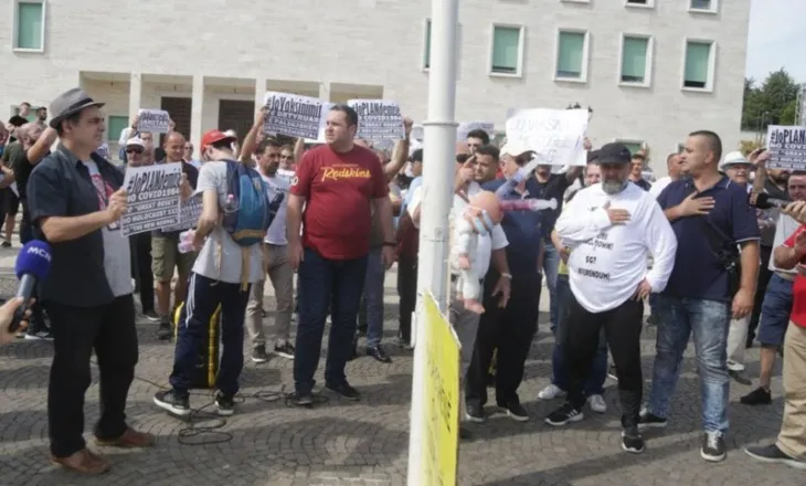 Dalin emrat e propozuar nga protestuesit për partinë “Shqipëria e re”, mes tyre Altin Goxhaj, Sazan Guri dhe Alfred Çako