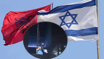 Dalin pamjet e incidentit, një vajzë me maskë shkul flamurin e Izraelit te ambasada në Tiranë