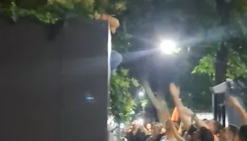 Dalin pamjet e momentit kur protestuesit heqin flamurin e Ambasadës së Izraelit në Tiranë (Video)