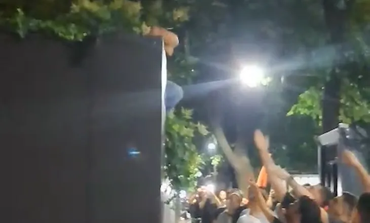 Dalin pamjet e momentit kur protestuesit heqin flamurin e Ambasadës së Izraelit në Tiranë (Video)