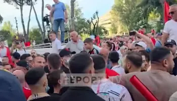Dalin pamjet, kush janë personat e maskuar me kapuçë të pranishëm në protestën para Kryeministrisë?