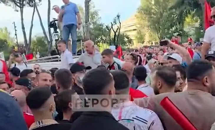 Dalin pamjet, kush janë personat e maskuar me kapuçë të pranishëm në protestën para Kryeministrisë?