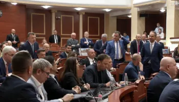 Debat i ashpër në Kuvend! Balla-Berishës: Të sfidoj, shko në protestë. Noka përplaset me socialistin: Do shkosh në burg