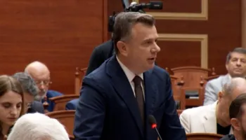 Debat në Kuvend, Balla sfidon Shehajn: E di gjithë Vlora sa tokë keni në Zvërnec