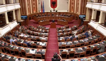 Debat në Parlament për “Zvërnecin”, opozita: Policia dhnoi protestuesit. Shumica: Investimi do të bëhet!